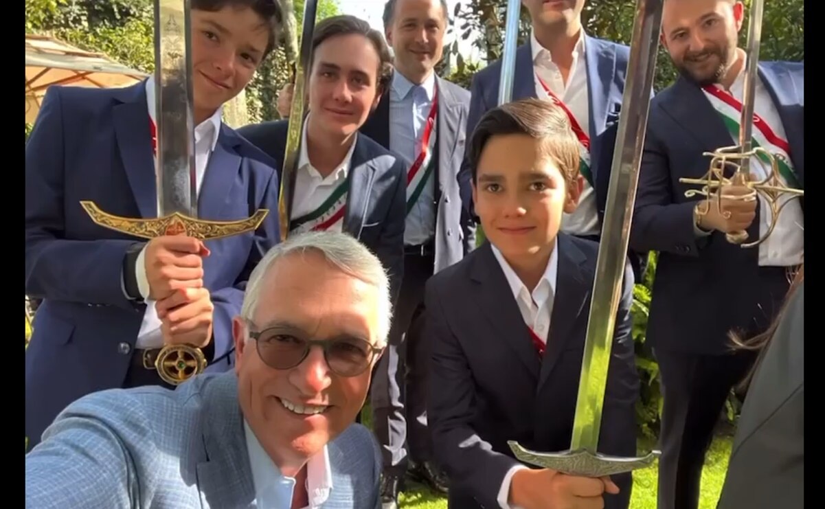 Salinas Pliego explica polémica por tradición familiar con espadas y bandas tricolor 