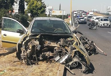 Choca contra poste, destroza su auto y sobrevive