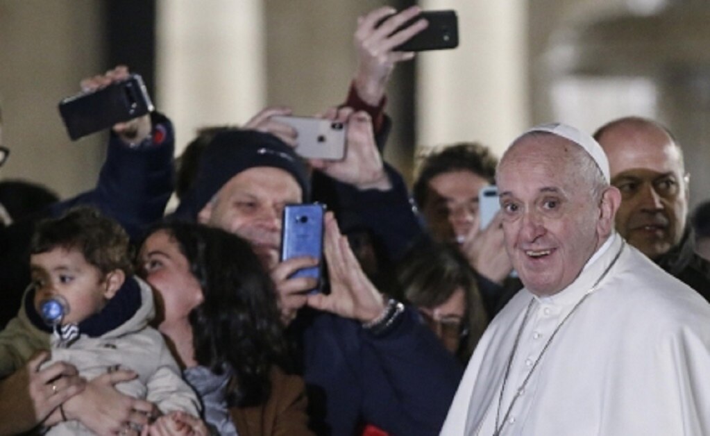 Pide papa perdón por reprender a fiel que lo agarró bruscamente en el Vaticano