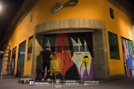 Con grafitis, artistas urbanos embellecen comercios del Centro Histórico de SLP 