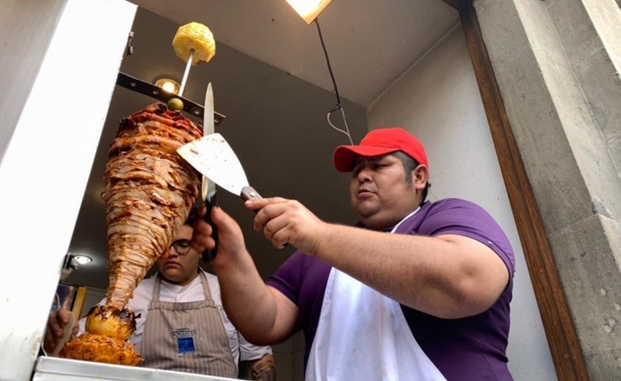  “Volar la piña” y voltear el trompo de pastor: la pasión de un taquero