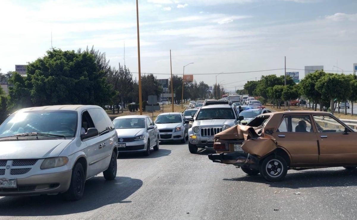 Avería en camioneta panadera provoca choque de 2 autos en carretera 57
