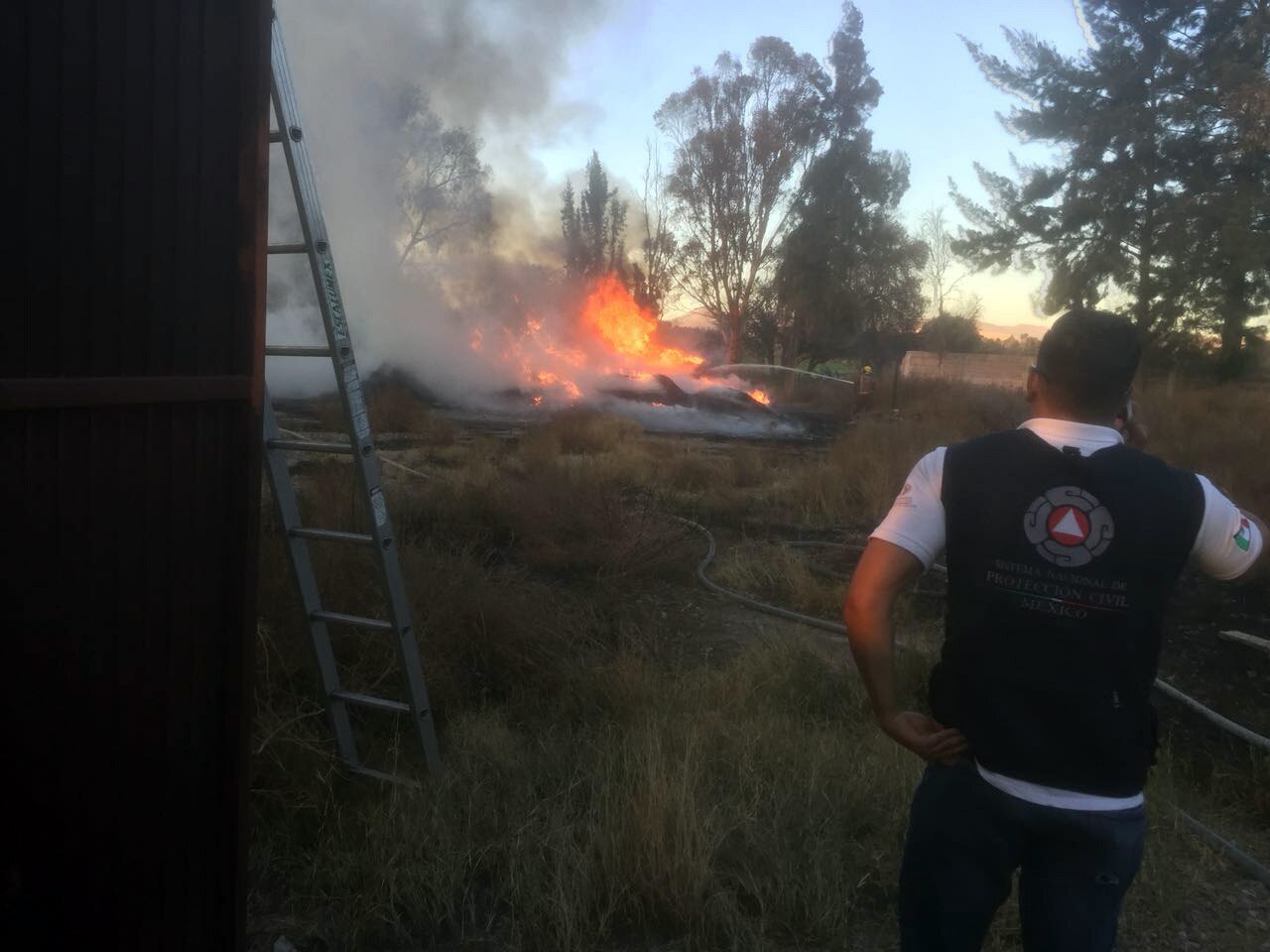 Se registra incendio en carretera a Rioverde