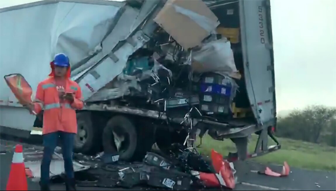 Tráiler se incendia en carretera a Matehuala 