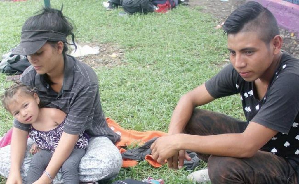 Kinsiller, de 20 años de edad, viaja con su hija de dos años; en su último empleo ganaba unos mil pesos al mes, con eso alimentaba a su hija. MARÍA DE JESÚS PETERS. EL UNIVERSAL