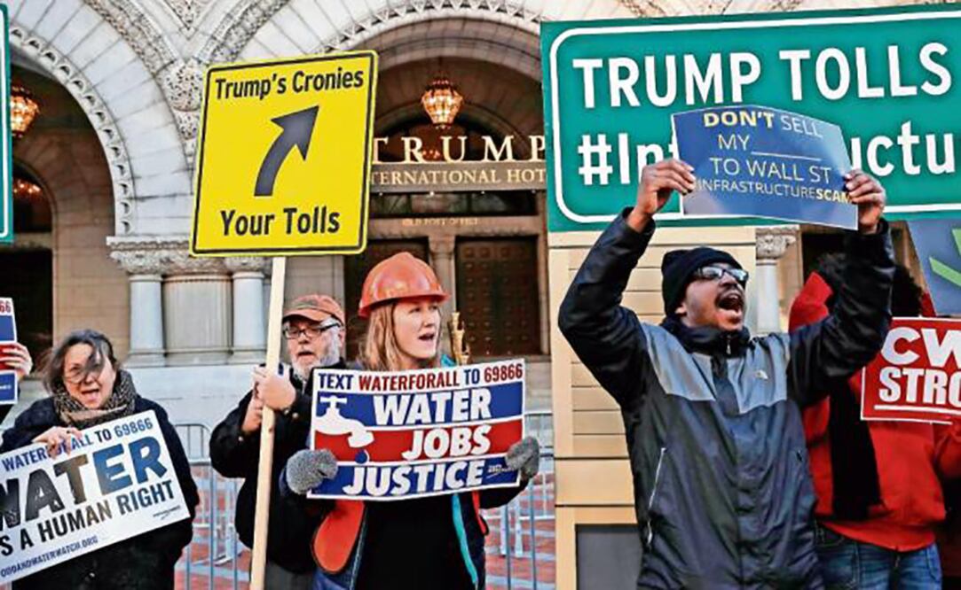 Un grupo de personas protestó ayer contra el nuevo plan de infraestructura que presentó el presidente Trump (LEAH MILLIS. REUTERS)