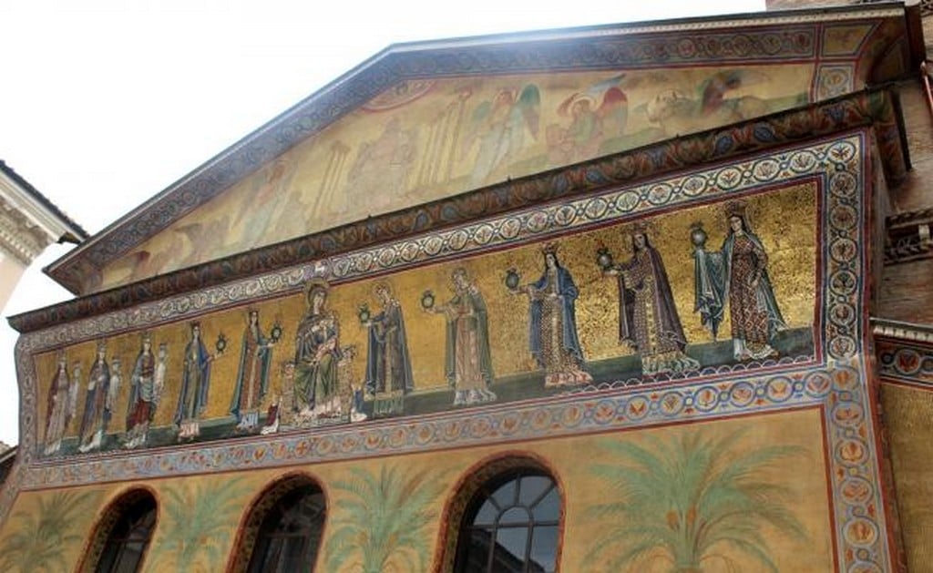 Restauran fachada de basílica romana