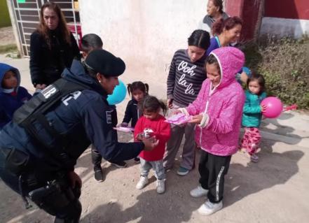 Con gorritos navideños y uniforme, policías reparten juguetes y despensas a familias potosinas