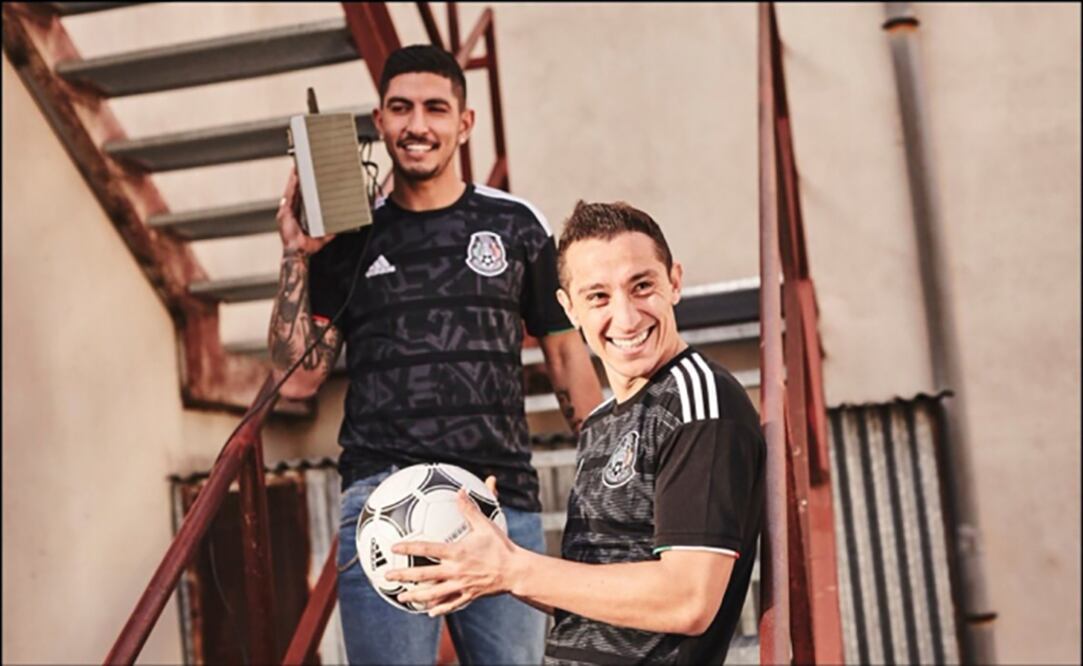 Víctor Guzmán y Andrés Guardado posan con la nueva indumentaria. Foto: @miseleccionmx
