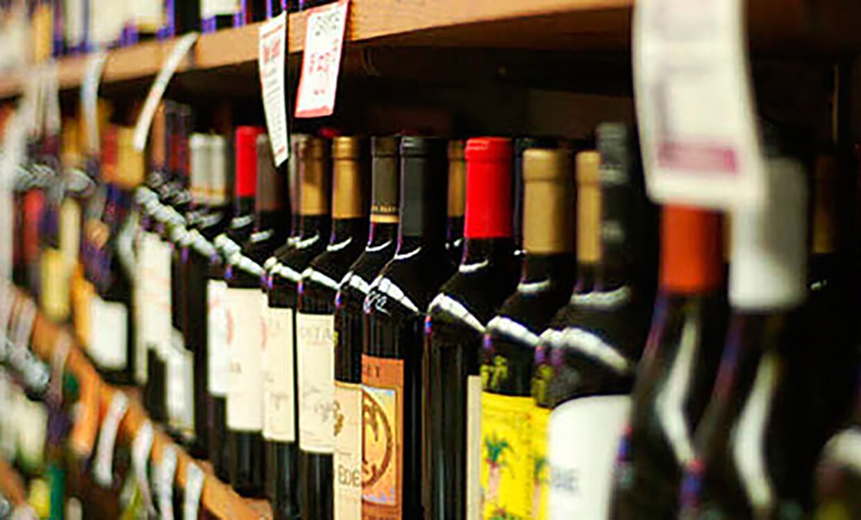 Potosinos se adelantan y se surten de alcohol para este fin de semana