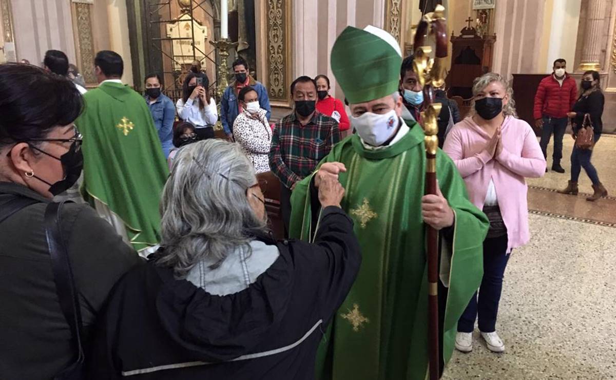 Arzobispo de SLP pide tener conciencia sobre uso de cubrebocas, aunque se elimine su obligatoriedad