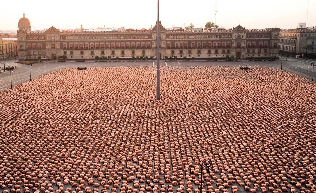 Spencer Tunick revela que Calderón intentó censurar desnudo masivo en el Zócalo