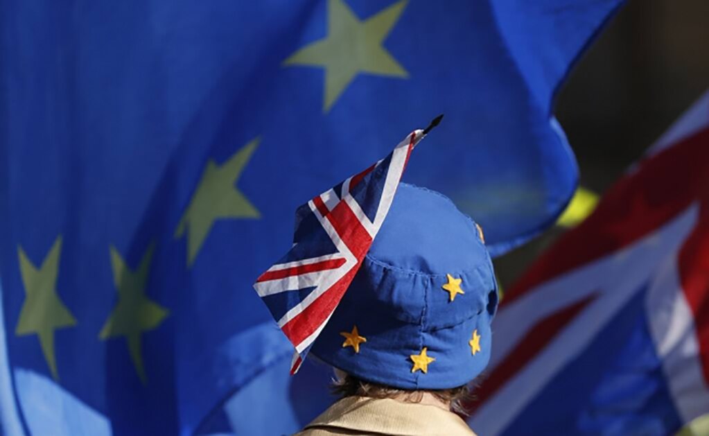 Aprueba Reina Isabel II ley que pide un aplazamiento del Brexit