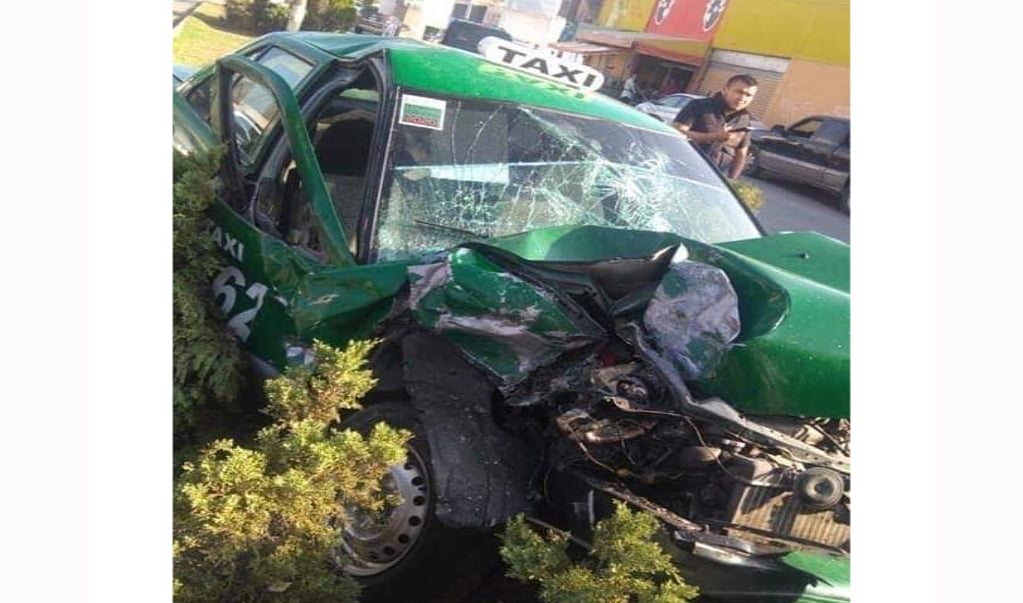 Taxista choca en Avenida Juárez, sólo se registraron daños materiales 