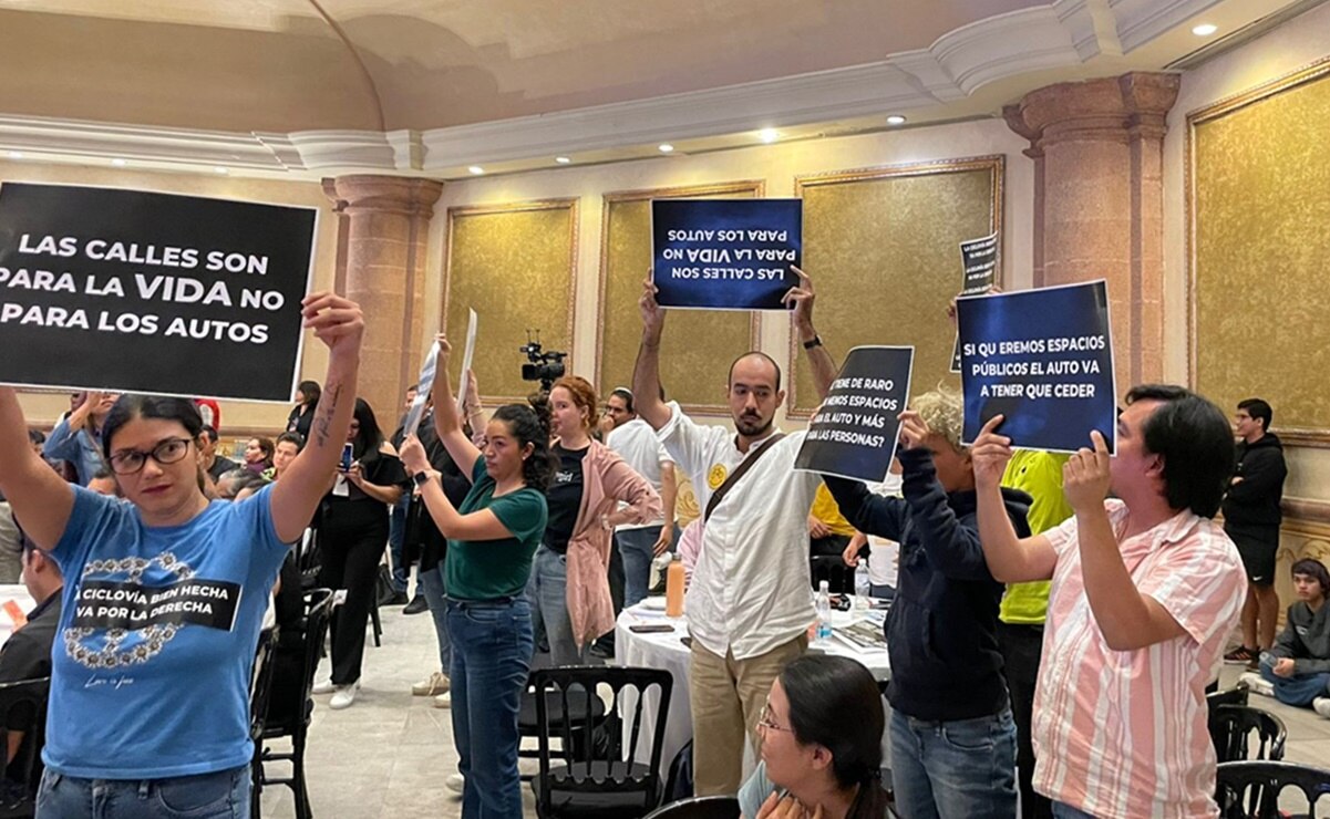 Colectivos ciclistas acusan que el nuevo plan de movilidad prioriza al automóvil. Foto: Humberto Torres