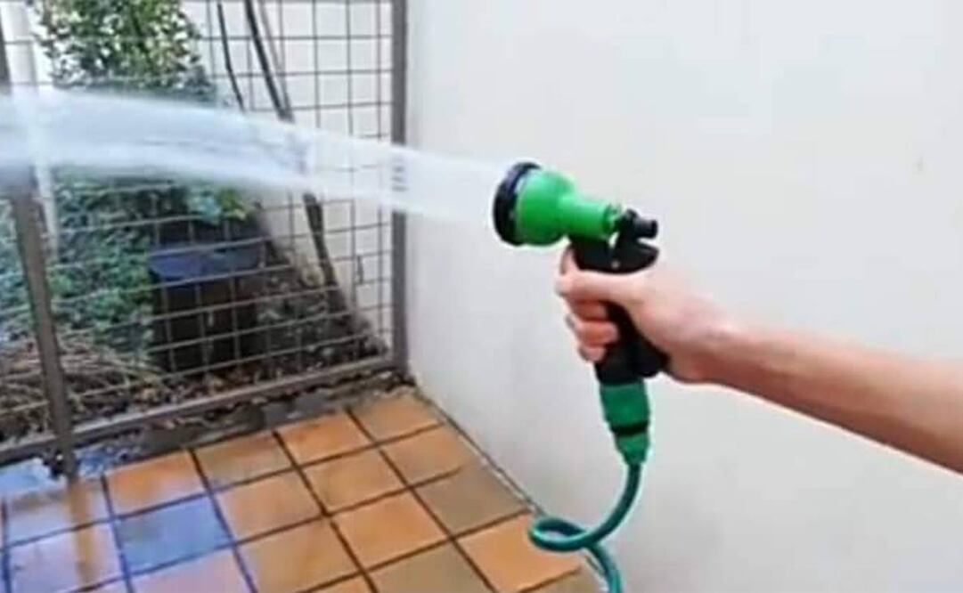 Multas de dos mil pesos por lavar coches y banquetas con manguera en SLP. Foto: Especial