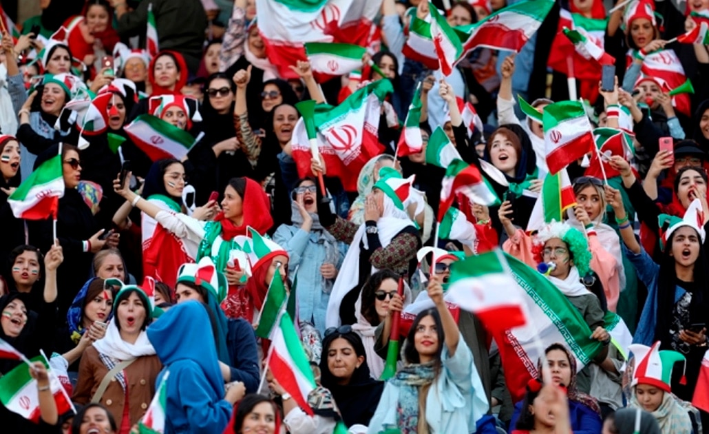 Mujeres asisten al futbol en Irán, por primera vez en décadas