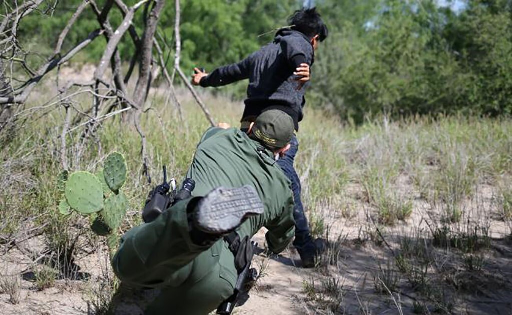 Migrante logra escapar de agentes fronterizos en Texas