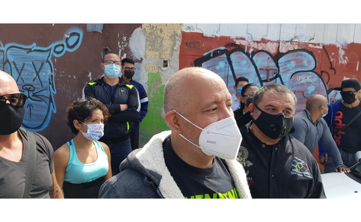 Dueños de gimnasios en SLP protestan frente a Coepris por restricción de horario