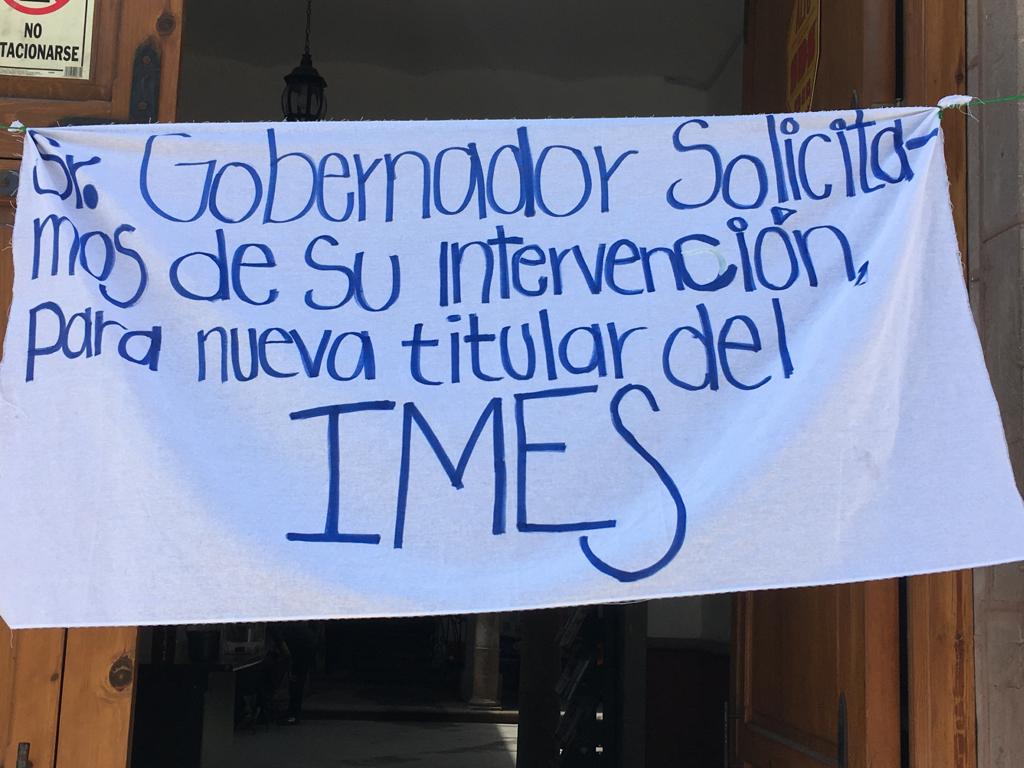 Extrabajadoras del Instituto de las Mujeres de SLP se manifiestan pacíficamente; exigen su restitución
