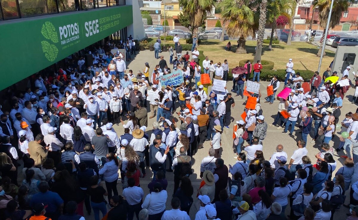 Trabajadores de la educación de San Luis se manifestaron frente a las oficinas de la SEGE. Foto: Xochiquetzal Rangel
