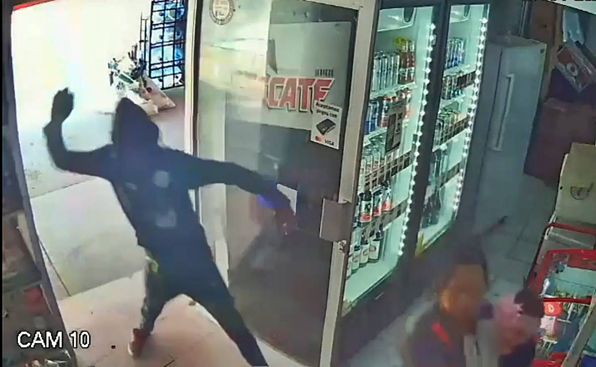 La agresión contra la mujer ocurrió al interior de una tienda en la capital de San Luis Potosí. Foto: Tomada de video
