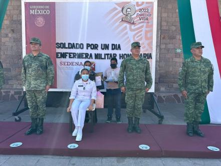 Cumplen sueño a joven con malformación arterial y se convierte en enfermera militar por un día en SLP