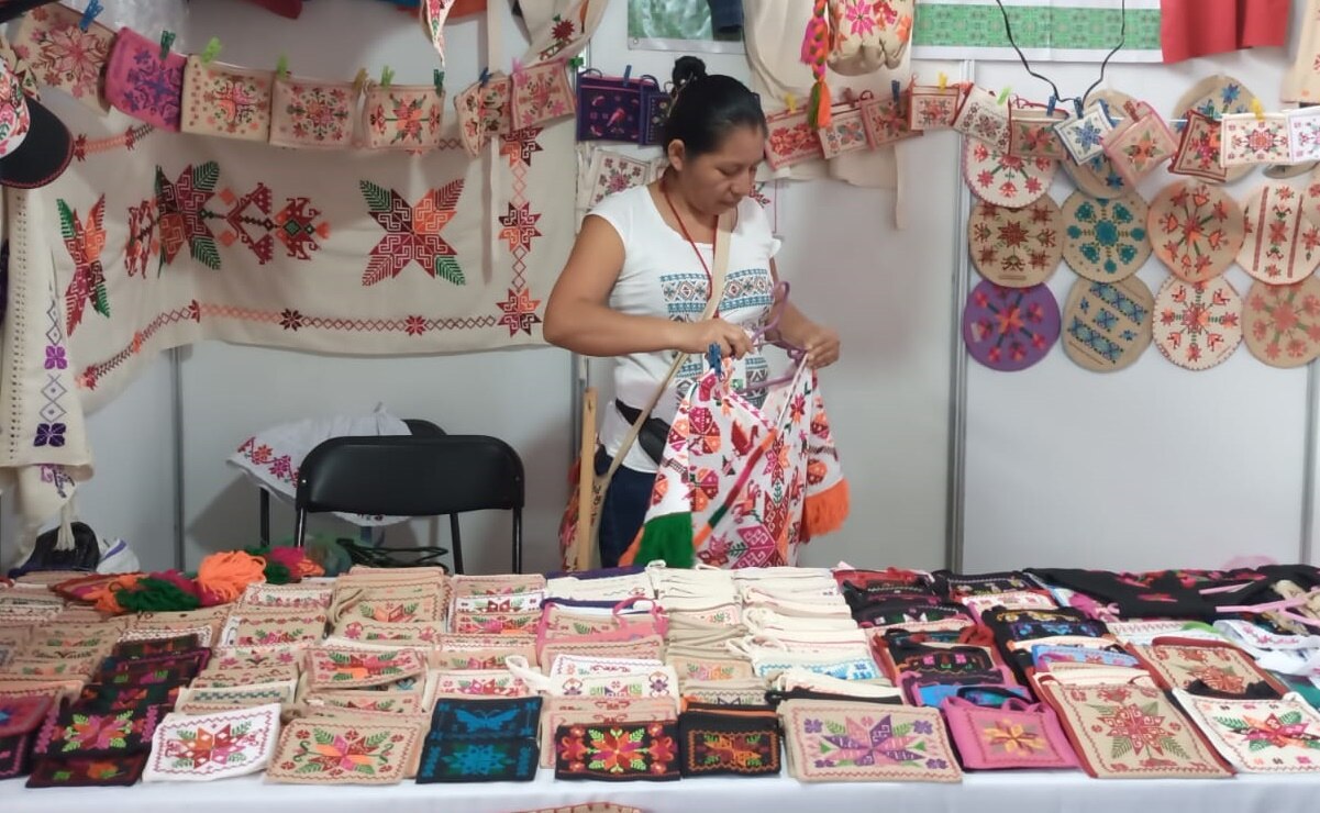 María es una artesana que aprendió a bordar como parte de su herencia familiar. Fotos: Jazmín Ramírez García