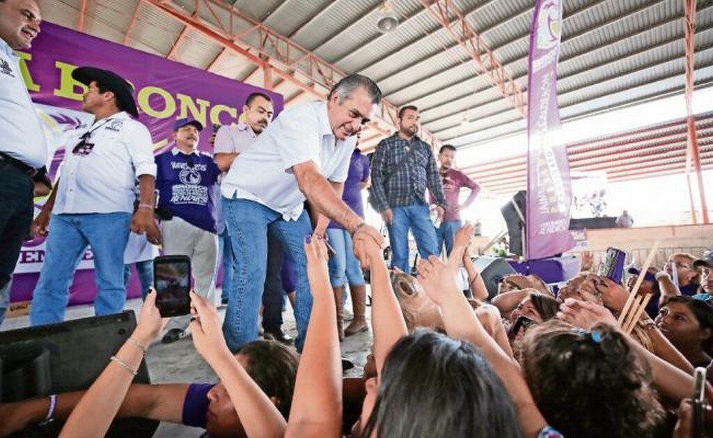 Jaime Rodríguez Calderón El Bronco se reunió con simpatizantes en un mitin en Apodaca, Nuevo León, y los convocó a derrotar a los partidos políticos. (CORTESÍA)