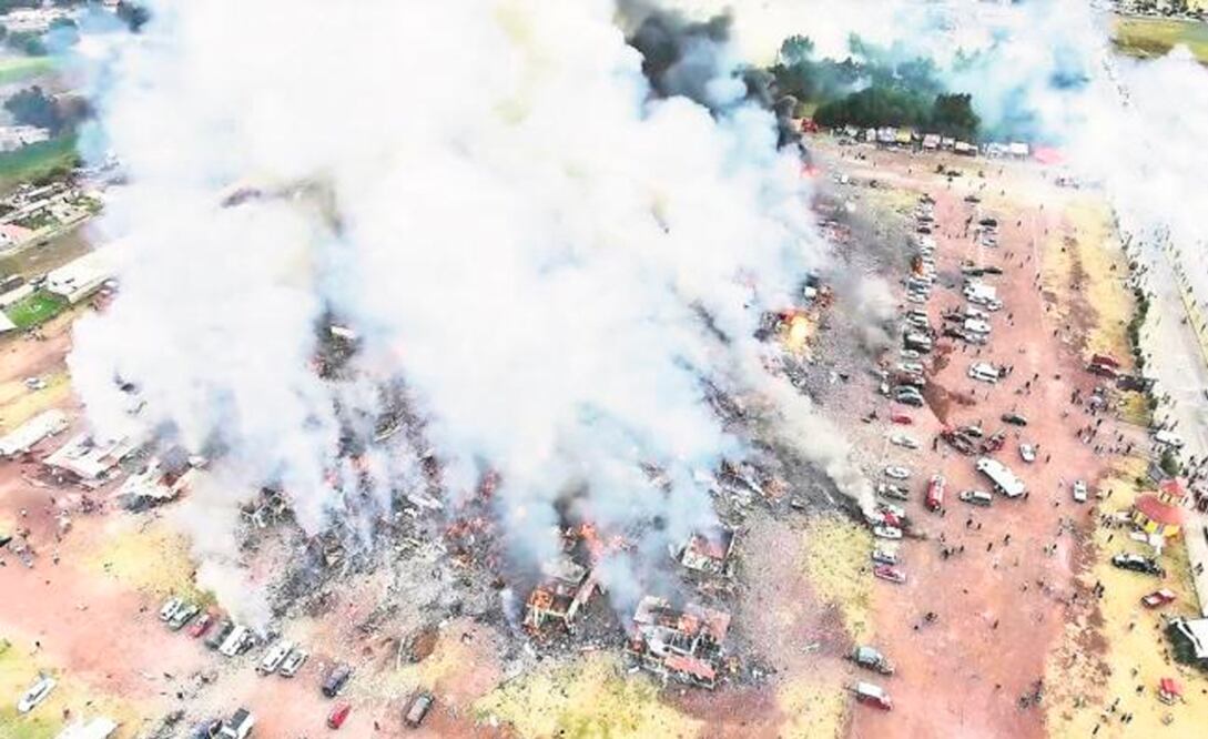 Con 42 decesos, las explosiones de diciembre de 2016 en Tultepec, en Edomex, son el accidente que ha dejado más muertos desde 2012. Dos años después se les entregaron 143 permisos a locatarios. (FOTOS: ARCHIVO EL UNIVERSAL)
