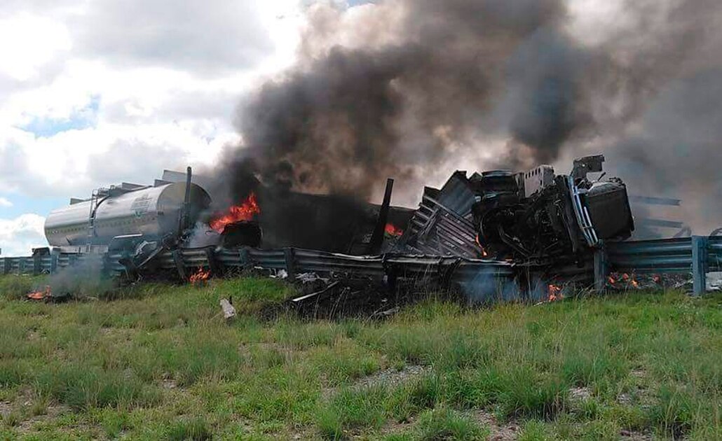 Tráiler embiste a pipa en carretera 57