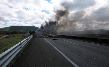 Tráiler embiste a pipa en carretera 57
