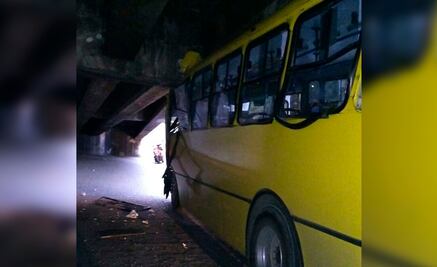 Camionero se impacta contra puente de avenida Universidad