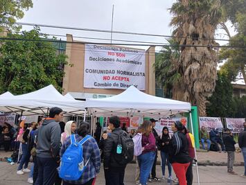 Segundo día de protestas en Escuela Normal de SLP tras cambio de dirección; mantienen bloqueo en Nicolás Zapata  