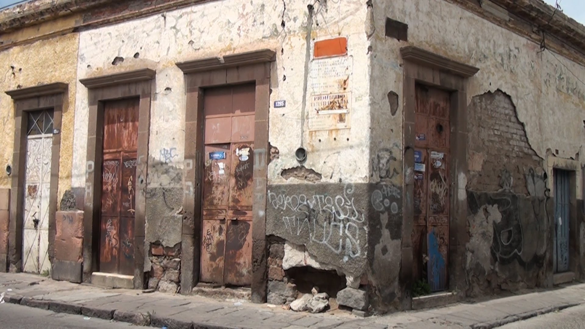 Fincas abandonadas en riesgo por humedad