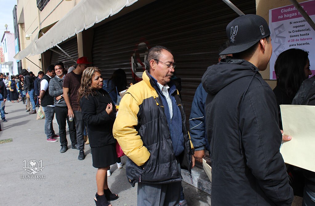 Potosinos abarrotaron oficinas de INE para tramitar su credencial