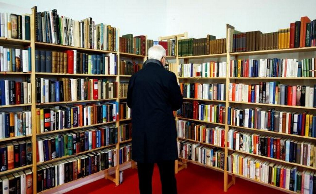 Imagen de archivo de un visitante a la Feria del Libro de Frankfurt. Foto: Ronald Wittek, Archivo EFE
