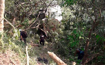 Pipa cae a barranco, desalojan a 76 personas en la huasteca