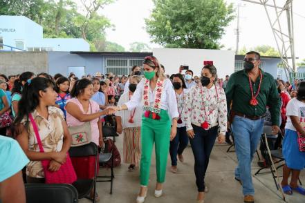 Potosinas de zonas marginadas de la Huasteca reciben kits menstruales