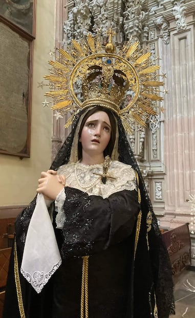 La escultura de Nuestra Señora de la Soledad es una pieza que cuenta con el resguardo del INAH en el Templo de Nuestra Señora del Carmen, SLP. Foto: Facebook@CofradiaDeLaSoledad.