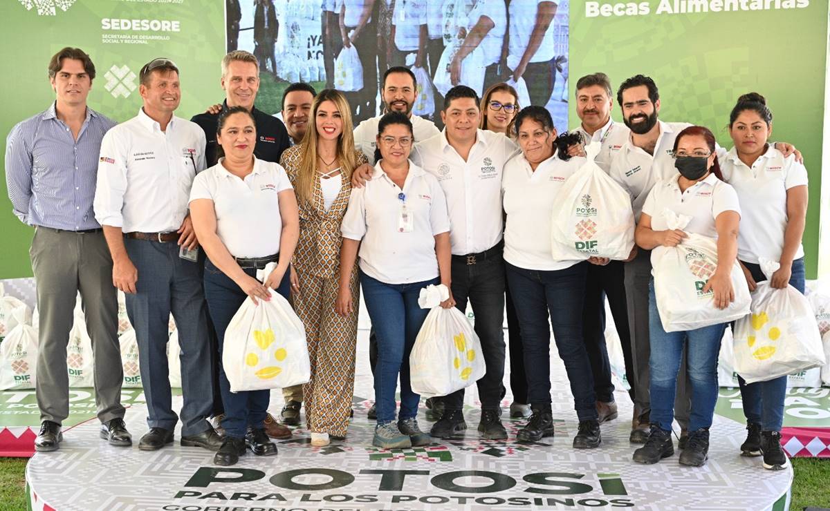 Gallardo realiza la primera entrega de mil 500 becas alimentarias para trabajadores de SLP