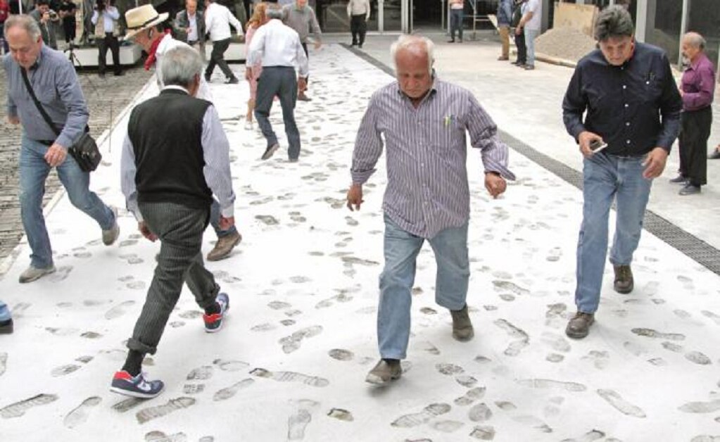 Hombres y mujeres que formaron parte del Movimiento Estudiantil de 1968 plasman sus huellas en el patio del CCUT. (FOTOS: CARLOS MEJÍA. EL UNIVERSAL)
