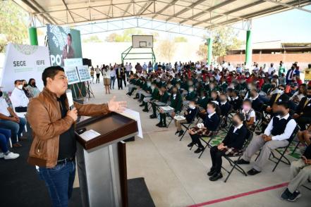 Entrega Ricardo Gallardo nuevas instalaciones de primaria y apoyos a agropecuarios en Villa de Arriaga