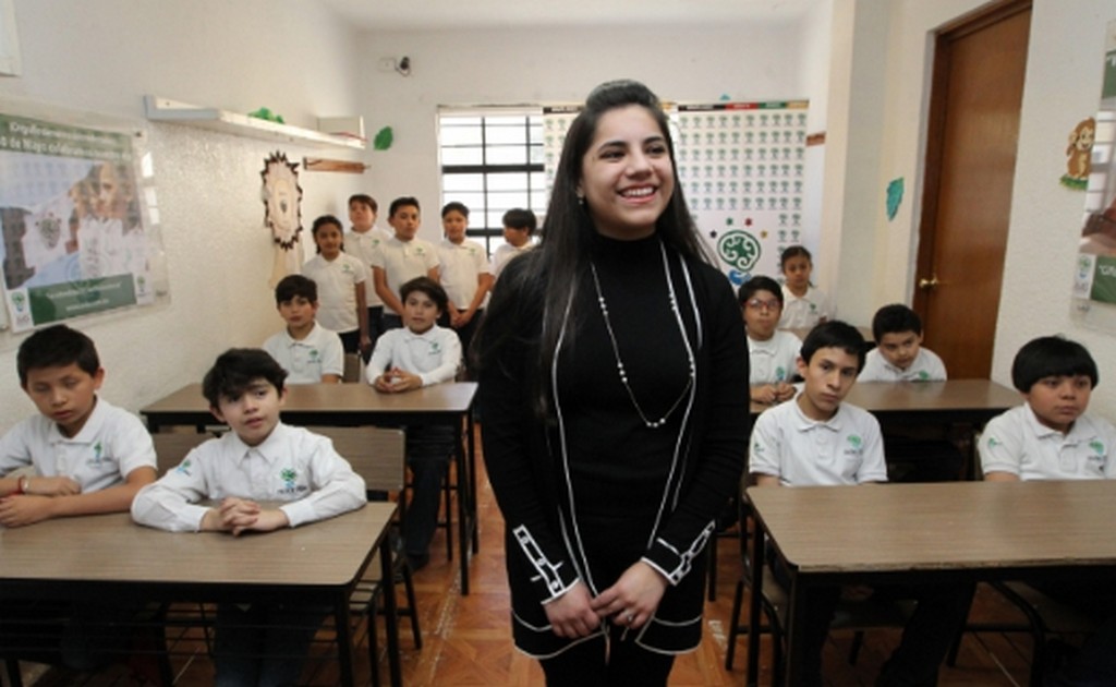Dafne Almazán posa junto a un grupo de niños en el Centro de Atención a Talentos (Cedat) (EFE)