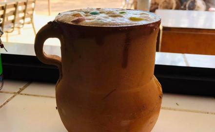 Crean pulque inspirado en la ensalada de manzana, así es la bebida navideña de Mexquitic