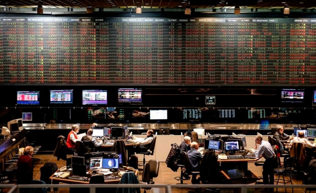 Bolsa de Argentina se derrumba 37.93% tras revés de Macri en elecciones primarias