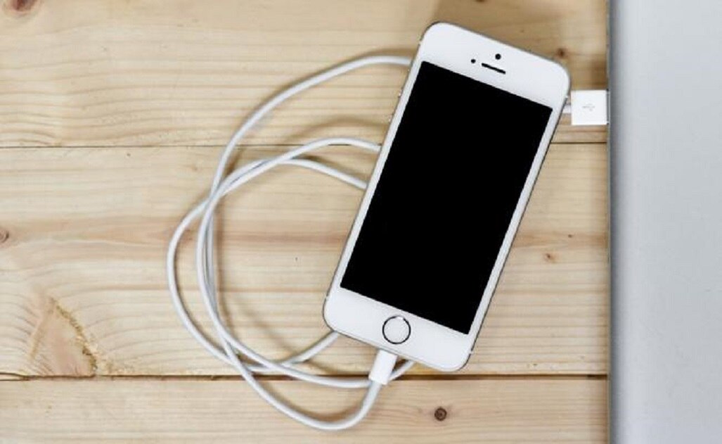 ¿Es peligroso usar el celular mientras se carga?