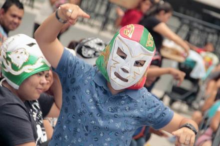 ¡A dos de tres caídas! Realizan la tradicional lucha libre en la FENAPO 2019 