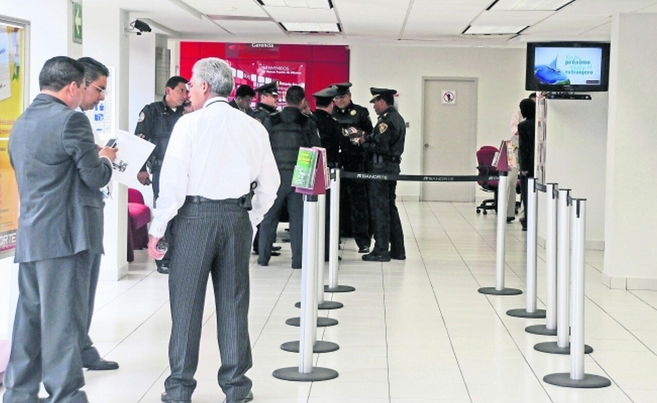  Ante asaltos, diputada propone que cajeros de bancos no usen celulares