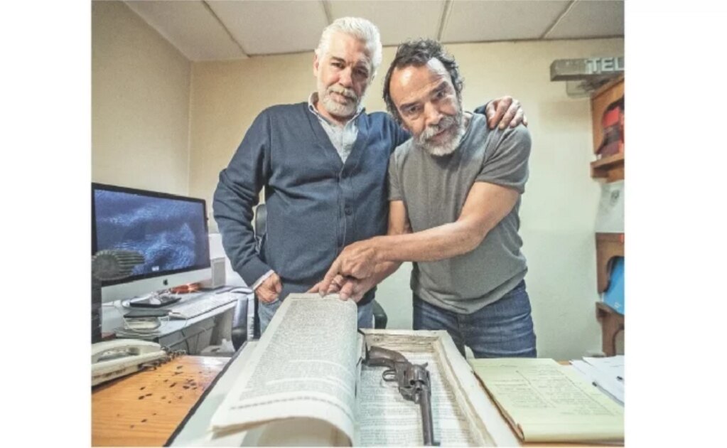 Estrada conserva la Constitución con la pistola dentro que aparece en la cinta. Foto: GERMÁN ESPINOZA. EL UNIVERSAL